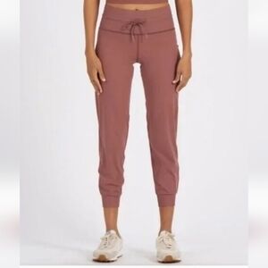 Vuori Daily Jogger NWT Rosewood